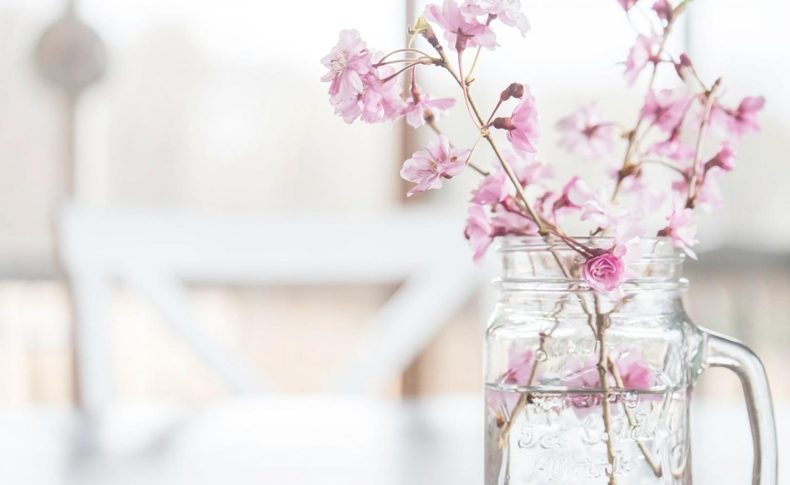 Mevsimsel çiçek düzenleme atölyesi - öğrenciler uygulamalı çalışma yaparken